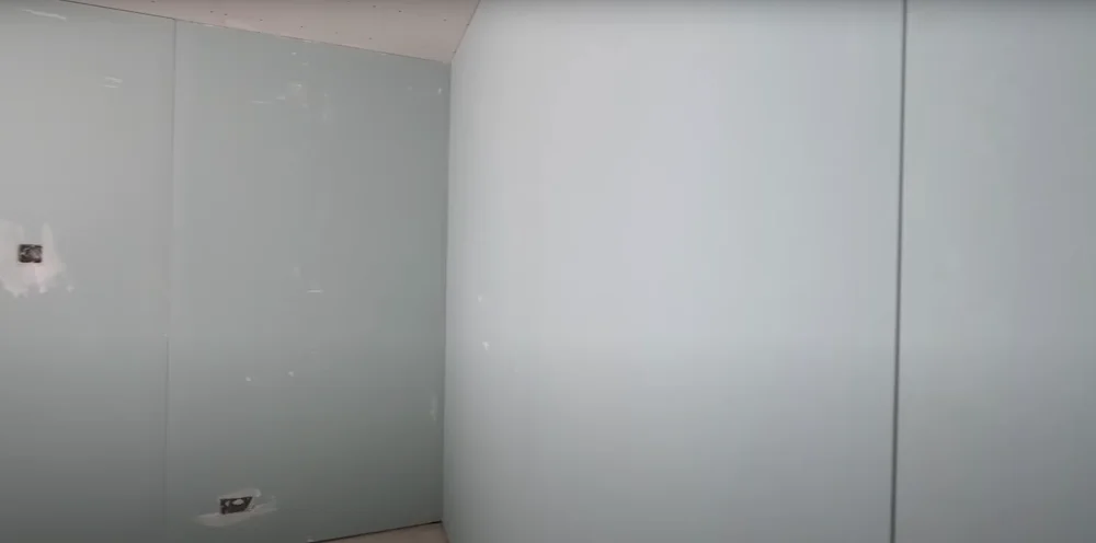 Cloison réalisée avec des carreaux de plâtre.
