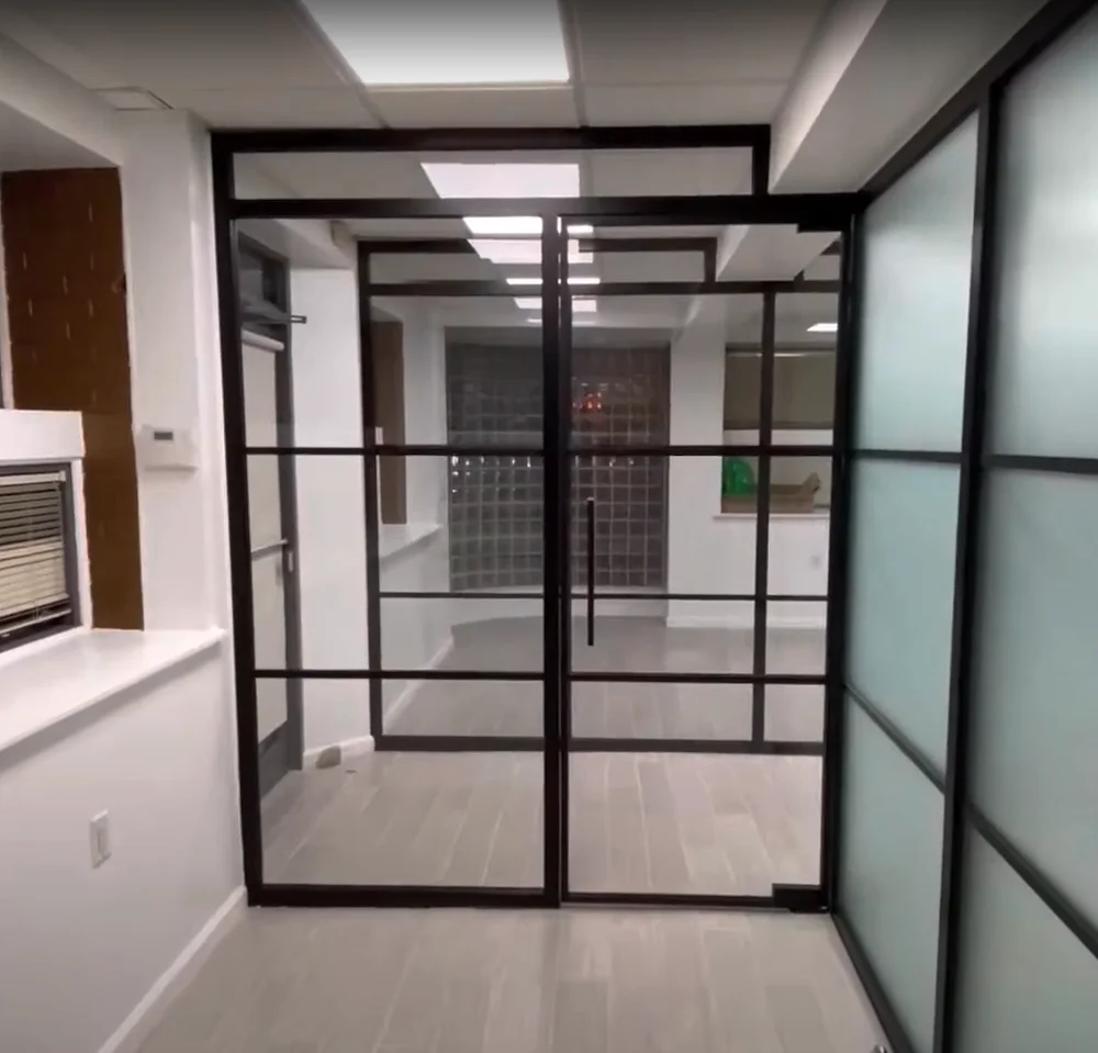 Mur en verre dans un espace de bureau.