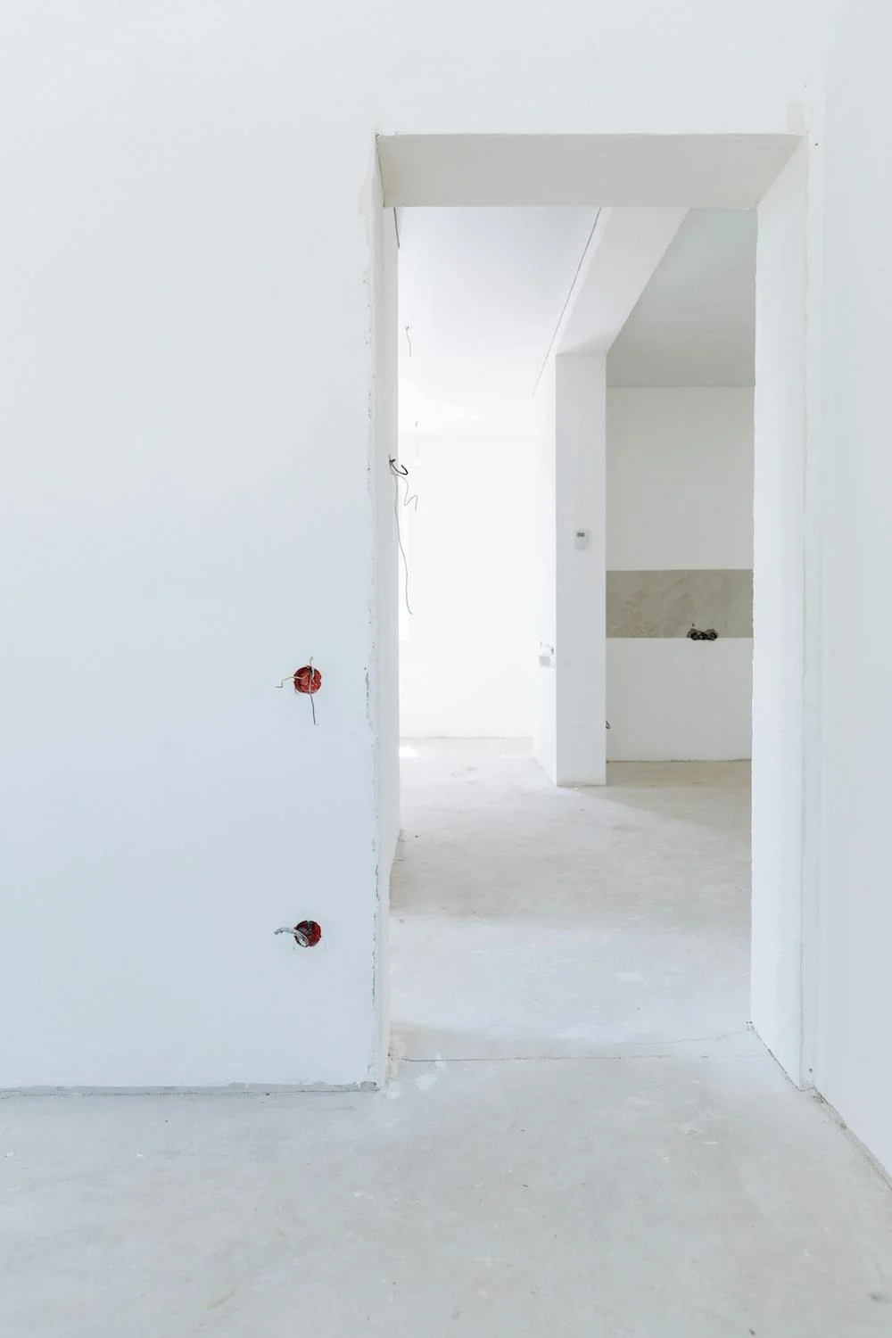 Intérieur de maison en construction avec des murs en cloison sèche neufs et de l
